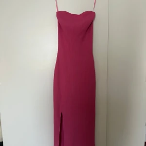 Rosa klänning  - Fin rosa klänning som tyvärr inte kommit till användning, hör av er för fler bilder🩷