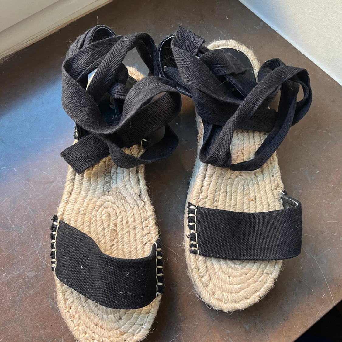 Svarta sandaler med knytband - 2