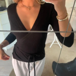 Omlott tröja  - Omlott tröja med fint skick. Säljer denna då den inte kommer till användning, använd gärna köp nu knappen! 💕