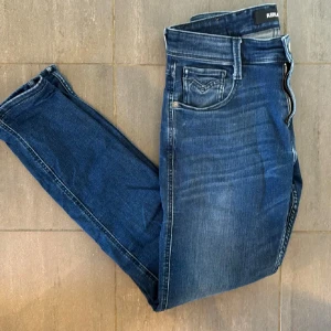 Mörkblå jeans från Replay - Snygga mörkblå jeans från Replay. Storleken är W28, L32. Skriv för fler frågor! 