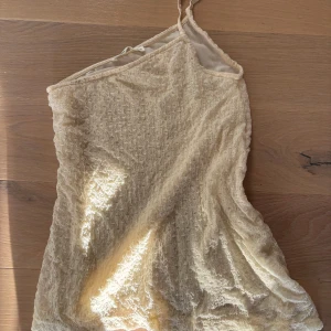 Beige oneshoulder topp - Pull and bear topp