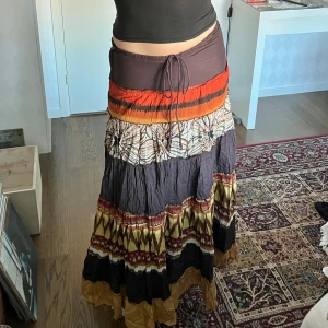 Isolde kjol - Mönstrad lågmidjad lång kjol från Isolde i bomull. Mycket bra skick. Midjemått: 82 cm, 41 cm mätt platt. Längd: 95 cm