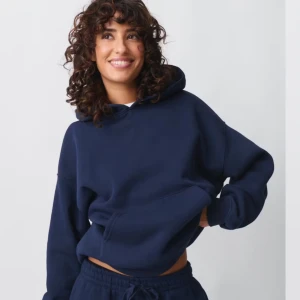 Mörkblå hoodie - Säljer en stilren mörkblå hoodie med en klassisk passform. Den har en stor huva och en praktisk magficka framtill. Perfekt för en avslappnad look. Inga defekter. 💕