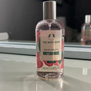 Body shop parfym - Säljer den här parfymen i doften british rose pågrund av att den inte kommer till användning. Från början 100ml, se bild två av användning❤️ pris kan diskuteras 