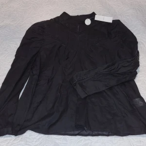 Svart bomull blus med spets helt ny, st M  nypris 499 - Svart bomull blus med spets helt ny, st M  nypris 499, passar till vardag som fest