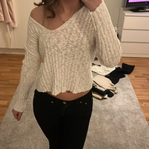 Vit ribbad tröja från MANGO - Säljer en vit ribbad tröja från mango med en v ringning. Storlek XS, tröjan är aldrig använd och köpt för 400kr men säljer för 210kr. Jätte fin till sommaren!!💞