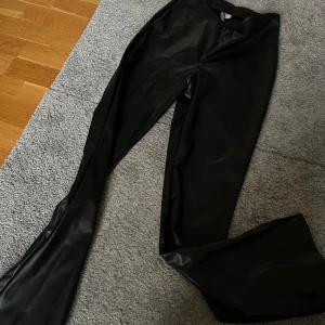 Skinnbyxor  - Säljer mina snygga oanvända skinnbyxor från hm , storlek s, tyvärr för korta på mig som är 170 men skulle passa perfekt på nån som är 165 och under ! Säljer för 100, fina detaljer (slits längs ner )