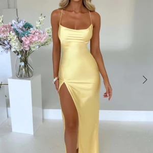 Gul långklänning med slits - Superfin Gul balklänning från Baby Boo i storlek XS! Helt ny aldrig använd!