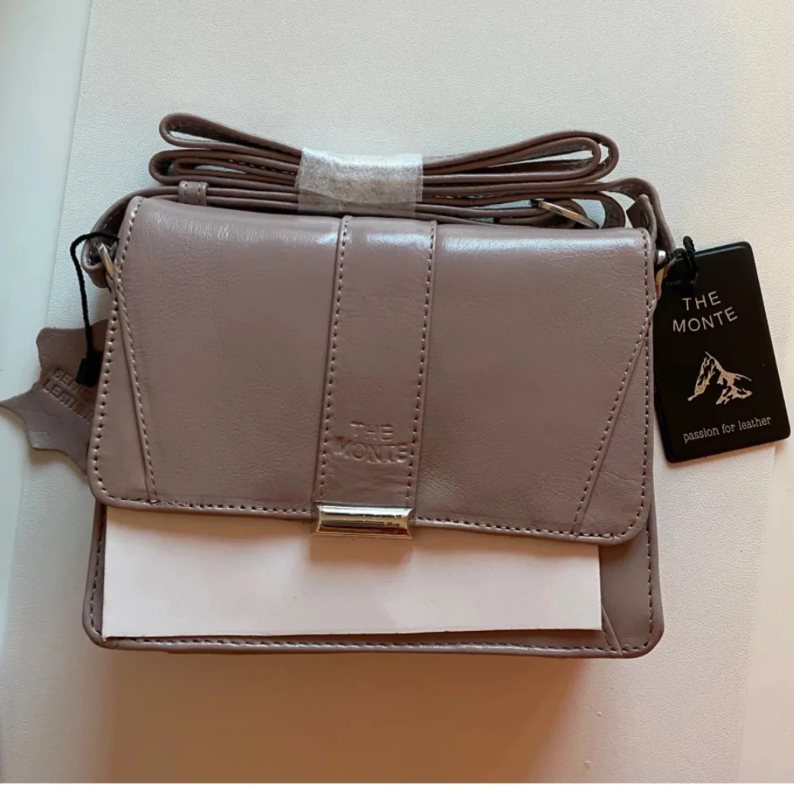 Beige axelväska från The Monte