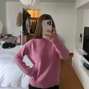Rosa stickad tröja från Zara - Säljer en jättefin rosa mohairliknande tröja från Zara💕