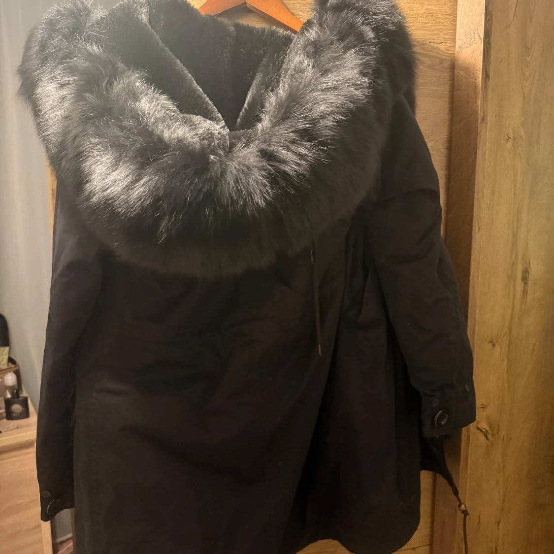 Svart pälsjacka med huva - 1