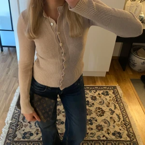 Design by si kofta  - Så himla fin kofta från design by si som tyvärr inte har kommit till användning💗Aldrig använd så i väldigt bra skick! Storlek S