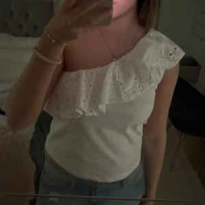 Mango topp - One shoulder topp ifrån mango. Aldrig anvönd❤️ fin nu till sommaren. Storlek L men passar xs-s