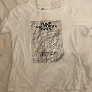 zara tröja - Säljer en vit t-shirt från Zara med ett stort, glittrigt tryck på framsidan som säger 'Your Cultural Icon', aldrig använd postar vid köp 💕☺️