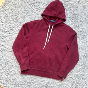 Ralph Lauren hoodie - Säljer en skön Raffe Hoodie! | Mycket fint skick något litet tecken på användning! | Storlek M. | Ställ gärna frågor innan du köper