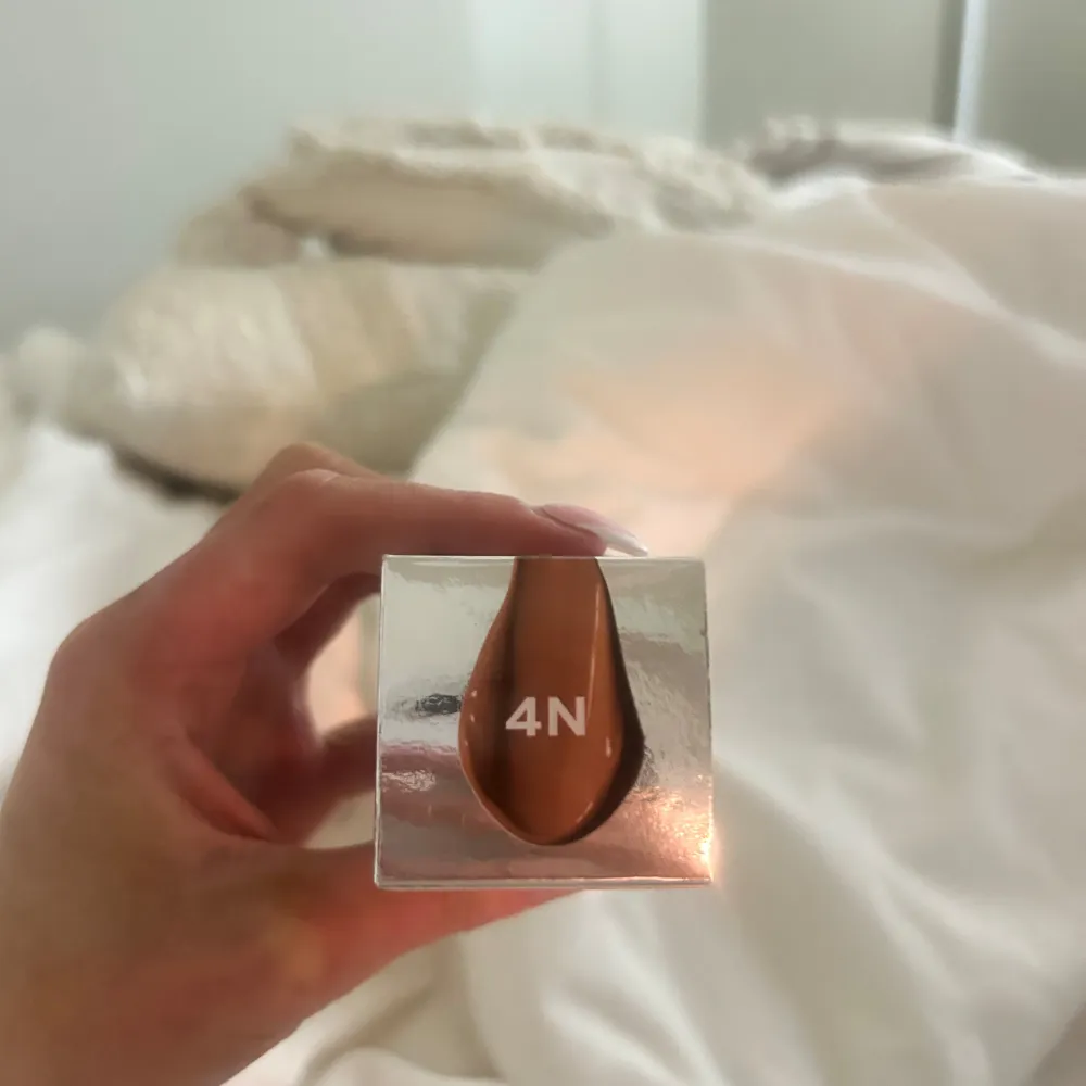 Säljer en CAIA It's Iconic Liquid Silk Foundation i nyansen 4N. Denna foundation innehåller hyaluronsyra och vitamin C, samt har SPF 20. Säljs då den var i fel färg och den är helt ny. Nypris 295:-. Pris kan diskuteras vid snabbt köp. Beauty.