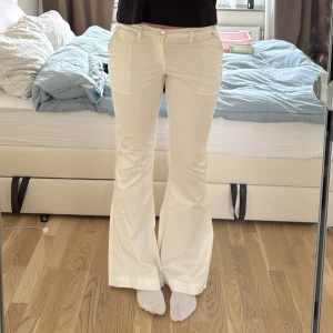 Vita bootcut jeans - Jeans från Karen Millen💕jag är 177cm. Midja: 43cm innerben: 83cm Obs har en lien fläck på vänstra benet (se sista bilden)