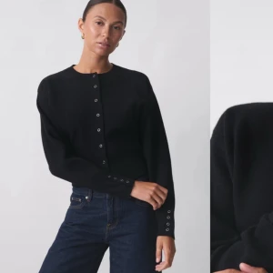 Svart kofta med knappar - Snygg svart kofta med knappar framtill. Tröjan är använd 5 gånger ungefär så nästan som helt ny! Säljer då den är för liten för mig 