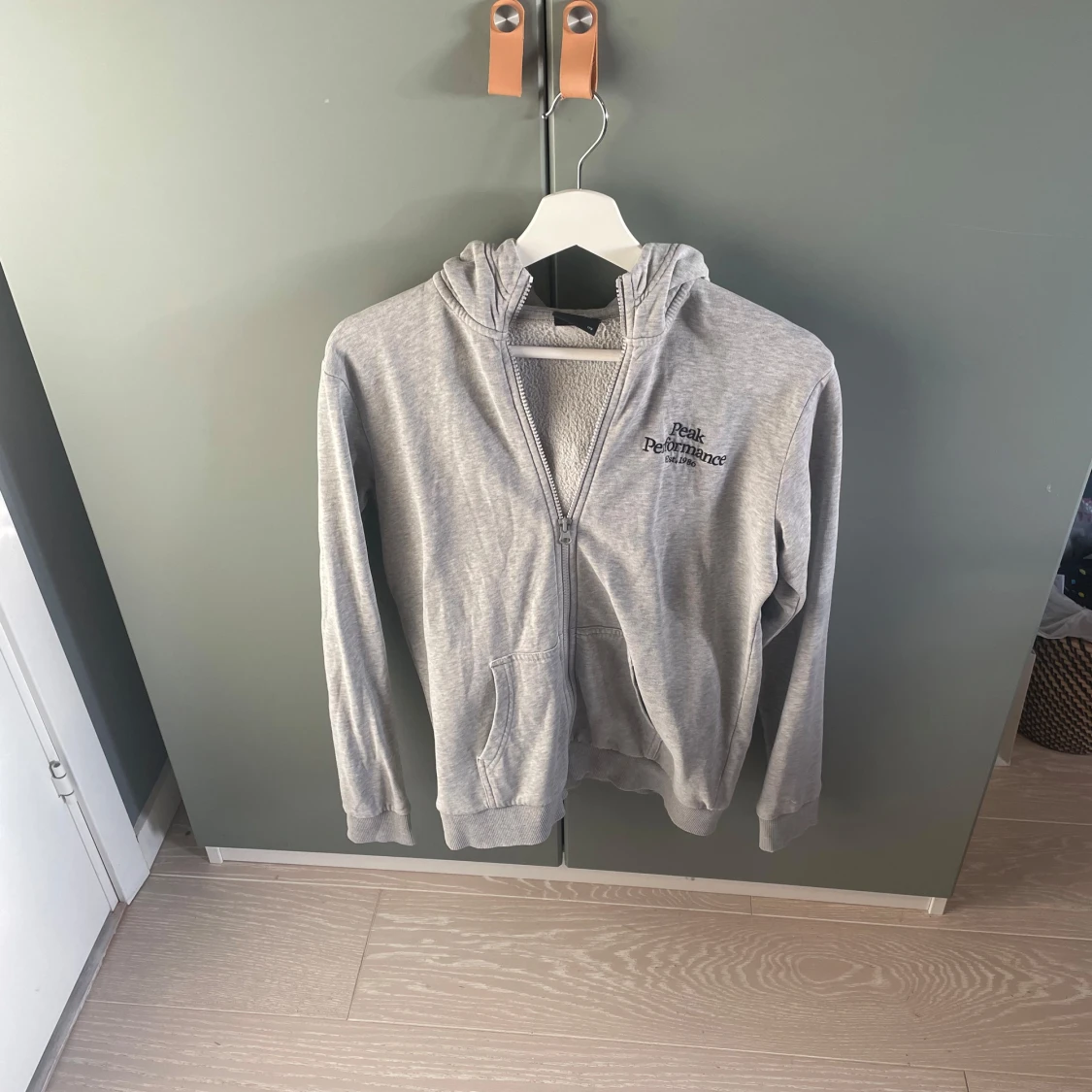 Grå hoodie från Peak Performance