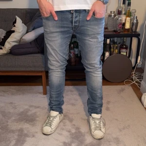 Jack & Jones jeans  - Jack & Jones  jeans med en slim passform och klassisk femficksdesign | Skick: 9/10, endast en liten defekt | Hör av dig vid övriga frågor!