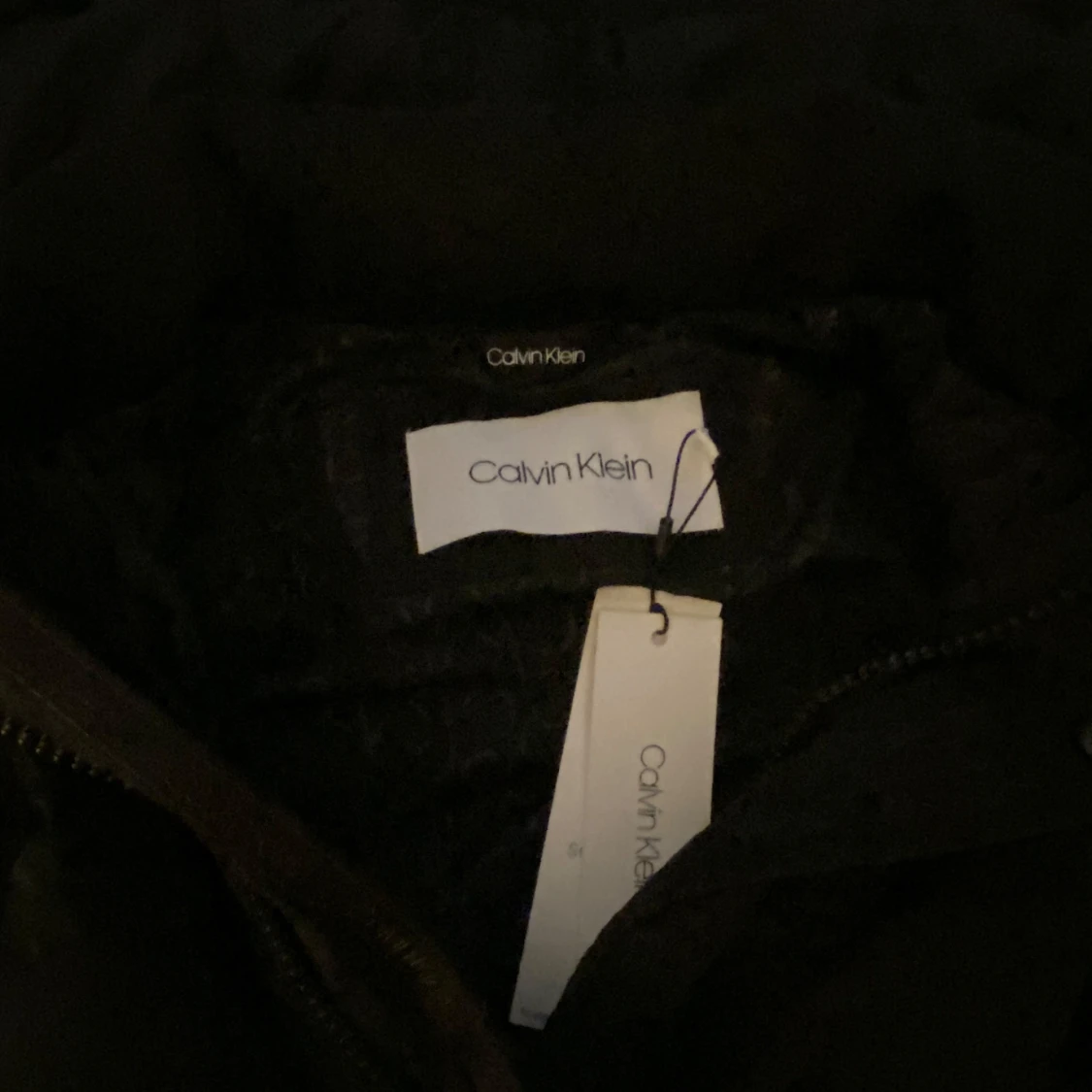 HELT NY Svart dunjacka från Calvin Klein. Large - 1