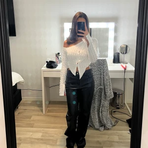 Svarta skinnbyxor från Zara  - Snygga svarta skinnbyxor med hög midja och raka ben. Perfekta för en stilren look. Byxorna har en knapp och dragkedja framtill.