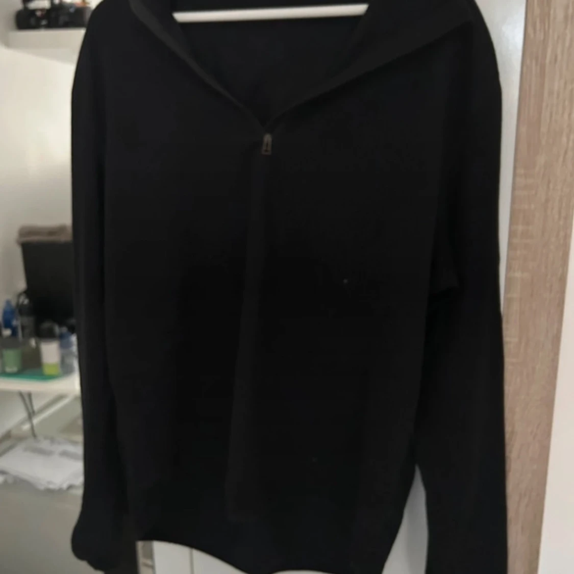 Svart fleece hoodie med half zip - 1