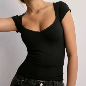 Nelly topp - Jätte söt topp från Nelly. Den är skonsamt använd o har därmed inga defekter. Perfekt nu till sommaren !!