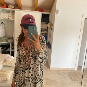 Zara Mönstrad bohemisk långklänning  - Så cool klänning!! Till stranden men också vardags 