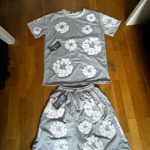 Denim tears set! - Säljer denna set från denim tears för jättebra pris och dem är size S men passar även M! 