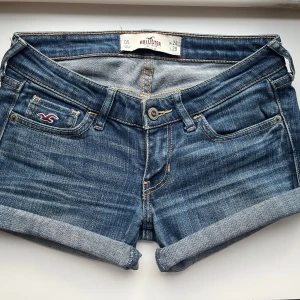 Hollister shorts  - Jätte fina lågmeidnade hollister shorts. I super fint skick. Lågmidajde och så fina på. Säljer pågrund av att de är för små, därav kan jag tyvärr inte ta bild när shortsen sitter på. Shortsen är i storlek w24, och passar alla med s, xs och xxs. 
