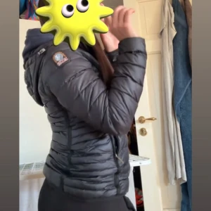 Svart Parajumpers pufferjacka - Säljer en svart pufferjacka från Parajumpers med huva och dragkedja framtill. Jackan har en quiltad design och patch med logga på ärmen. Perfekt för kyliga dagar och riktigt snygg passform. Fråga om du vill ha fler bilder eller info! Nypris: Ca 5 349 kr. Säljer för: 1500kr!