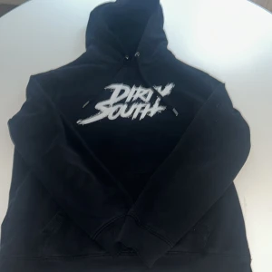 !SKICKAD AV DIZZY! Dirty south hoodie - En dirty south hoodie som är skickad av själva rapparen dizzy. Storleken är M och den är i perfekt kondition.