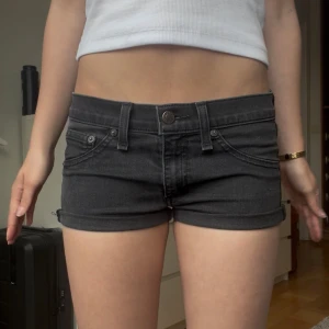 Lågmidjade jeansshorts - Lågmidjade jeansshorts från Rag & Bone. Midjemått rakt över: 35cm. Tryck gärna köp nu och följ mig gärna då jag lägger ut massa snygga jeansshorts!💞💕