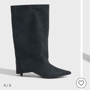 Svarta boots med spetsig tå från Nelly - Stilrena svarta boots från Nelly med rak, låg skaft och spetsig tå. Skorna har en låg klack och är tillverkade i ett material som liknar mocka. Perfekta för dig som vill ha en edgy och trendig look. Kommit till användning 2 gånger 