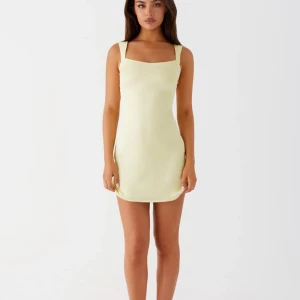 Odette Satin Mini Dress - Yellow - Superfin ljusgul kort klänning i satin från Peppermayo. Endast testad! Klänningen sitter figurnära och har breda axelband och rak urringning. Perfekt nu till sommaren!💕💕