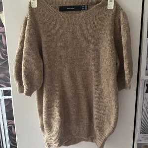 Beige stickad tröja från Vero Moda - Säljer för jag inte använder.