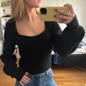 Svart stickad tröja - Säljer en svart stickad tröja med lång ärm!