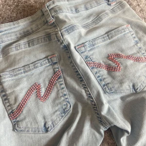Nelly jeans  - nelly jeans med rosa fickor och hål i knäna💓 Superfina men för långa för mig som 1,60 