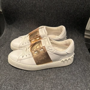 Valentino skor - Valentino ”open” i roseguldig färg. Dam storlek 36. Fint skick. Väldigt efterfrågad modelll. Skriv för mer bilder/info. Nypris ca 7000 :-❤️