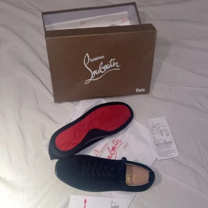 Christian Louboutin Sneakers - 🎯 SÄLJER: Christian Louboutin Sneakers – Äkta & Använda 2 gånger! 🔥  Säljer ett par helt nya, äkta Christian Louboutin sneakers med den ikoniska röda sulan! 🖤 Svart mocka ❤️ Klassisk röd Louboutin-sula med logotyp 📦 Kommer med dustbag, äkthetskort och originalförpackning  📍 Storlek: [45-46] 🇮🇹 Made in Italy 🆕 Skick: Nytt, använt 2 gånger och ser perfekt ut✅  💸 Pris: 4000 kr (Nypris ca 8500 kr) 🚚 Möts upp eller skickas spårbart  Perfekta lyxsneakers för dig som gillar stil