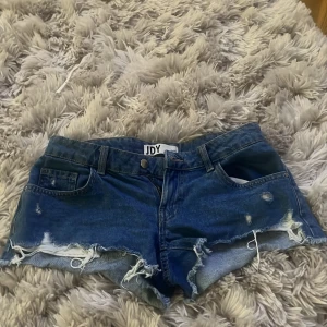 Lågmidjade jeansshorts  - Lågmidjade jeansshorts från JDY
