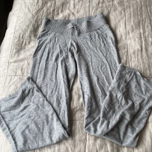Grå mjukisbyxor från Gina Tricot - Superbekväma grå mjukisbyxor från Gina Tricot med bred ribbad midja och snörning. Raka ben. Aldrig använda!