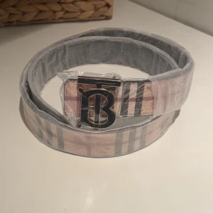 Burberry bälte  - Rutigt BB bälte med svart guld märke, helt nytt och oanvänt 