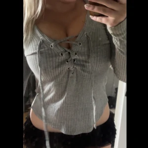 Grå ribbad snörningstopp - Buda