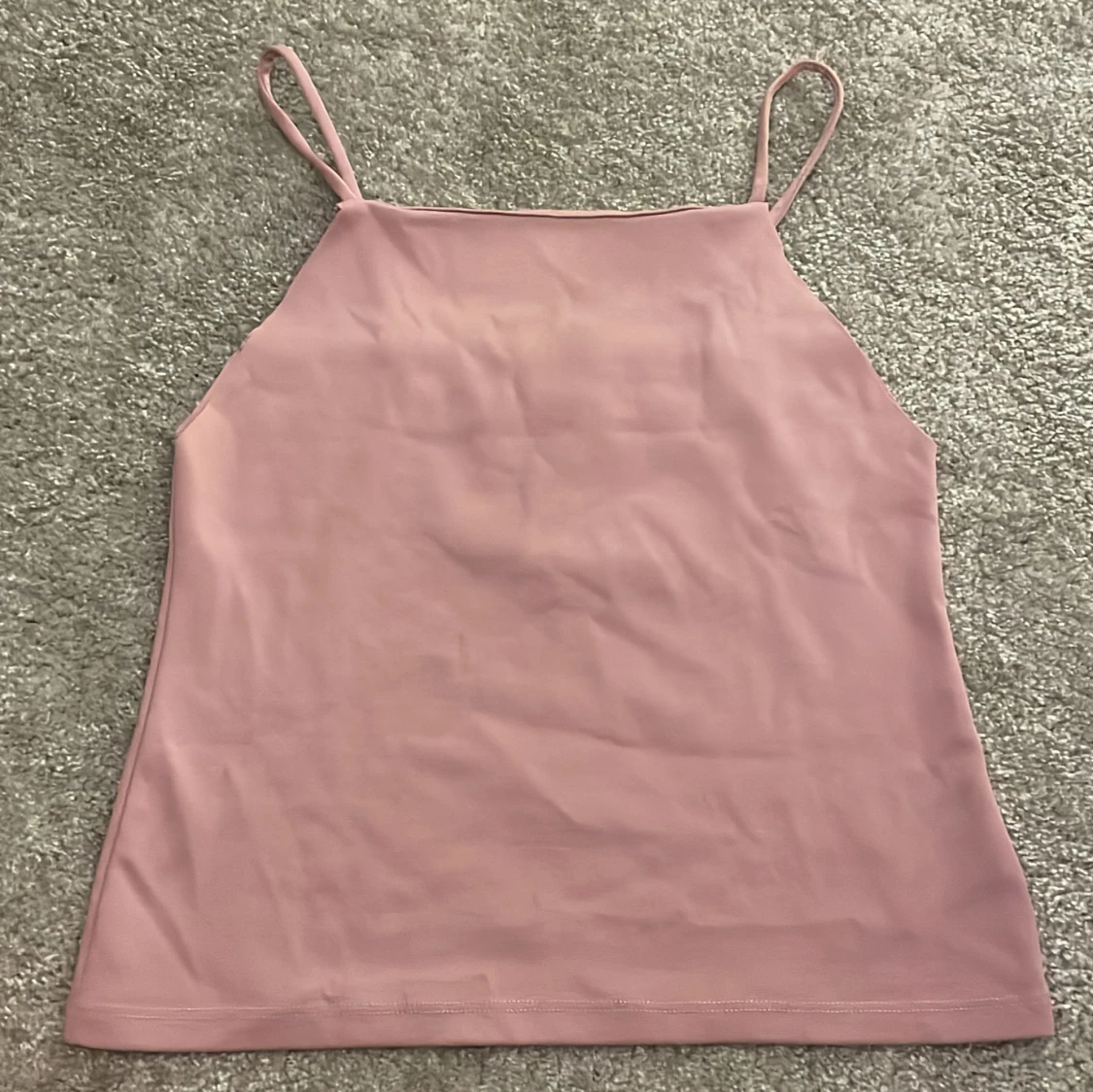 Ljusrosa linnetopp med smala axelband