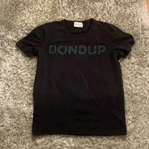Mörkblå t-shirt från Dondup - Mörkblå t-shirt från Dondup.Tillverkad i mjuk bomull för en skön känsla. Storlek s men passar xs. 