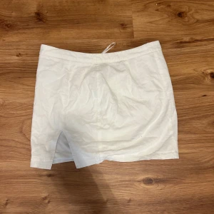 Vit kortkjol med slits från SHEIN - Snygg vit kortkjol från SHEIN i storlek M. 