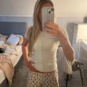 Ljusgrön tight t-shirt - Enkel och stilren ljusbeige t-shirt med tight passform och korta ärmar. T-shirten har rund halsringning och är gjord i ett mjukt bomullsmaterial som sitter skönt mot kroppen. Perfekt till jeans eller shorts för en clean look.