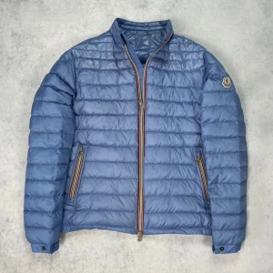 Moncler daniel down jacket - – Condition: 9/10 - flawless  – Size: 2 - M  – Retail price: 10000 + SEK  Moncler fits small and we recommend going up a size  The model is 185 cm tall